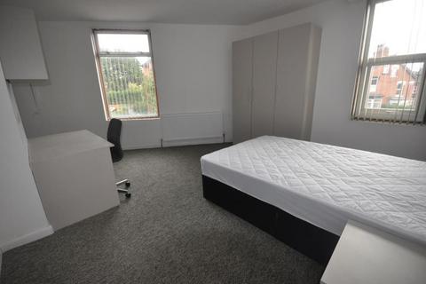 5 bedroom terraced house to rent, Beechwood Terrace, Burley, Leeds LS4 2NG