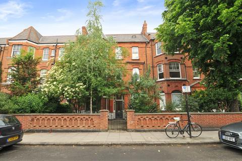 Studio to rent, Canfield Gardens, South Hampstead NW6