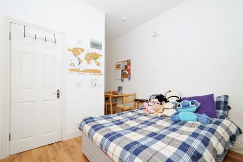 Studio to rent, Canfield Gardens, South Hampstead NW6