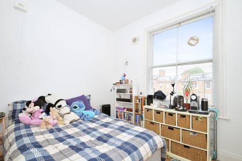 Studio to rent, Canfield Gardens, South Hampstead NW6