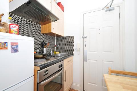 Studio to rent, Canfield Gardens, South Hampstead NW6