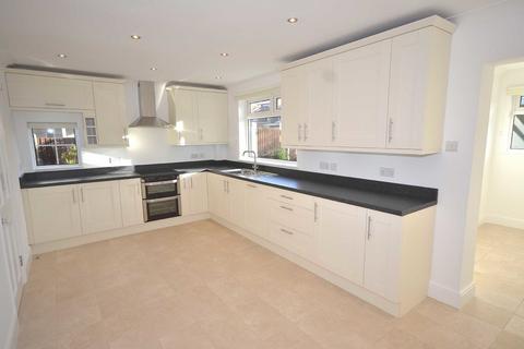 2 bedroom semi-detached house to rent, Frampton Road, Epping