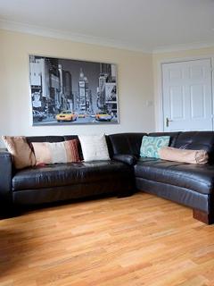2 bedroom flat to rent, Simpson Square, Perth, PH1