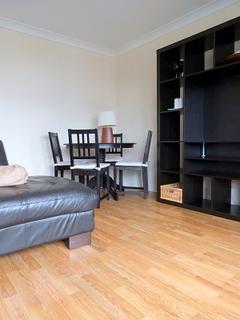 2 bedroom flat to rent, Simpson Square, Perth, PH1