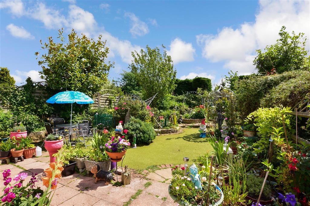 Ash Road, Hartley, Longfield, Kent 4 bed semidetached bungalow £450,000