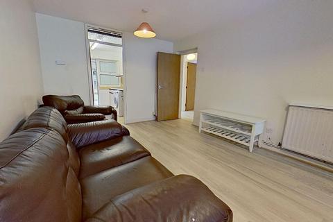 3 bedroom maisonette to rent, John Russell Close, Guildford, Surrey GU2 9YF