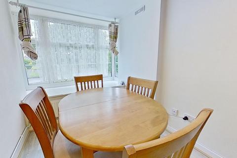 3 bedroom maisonette to rent, John Russell Close, Guildford, Surrey GU2 9YF