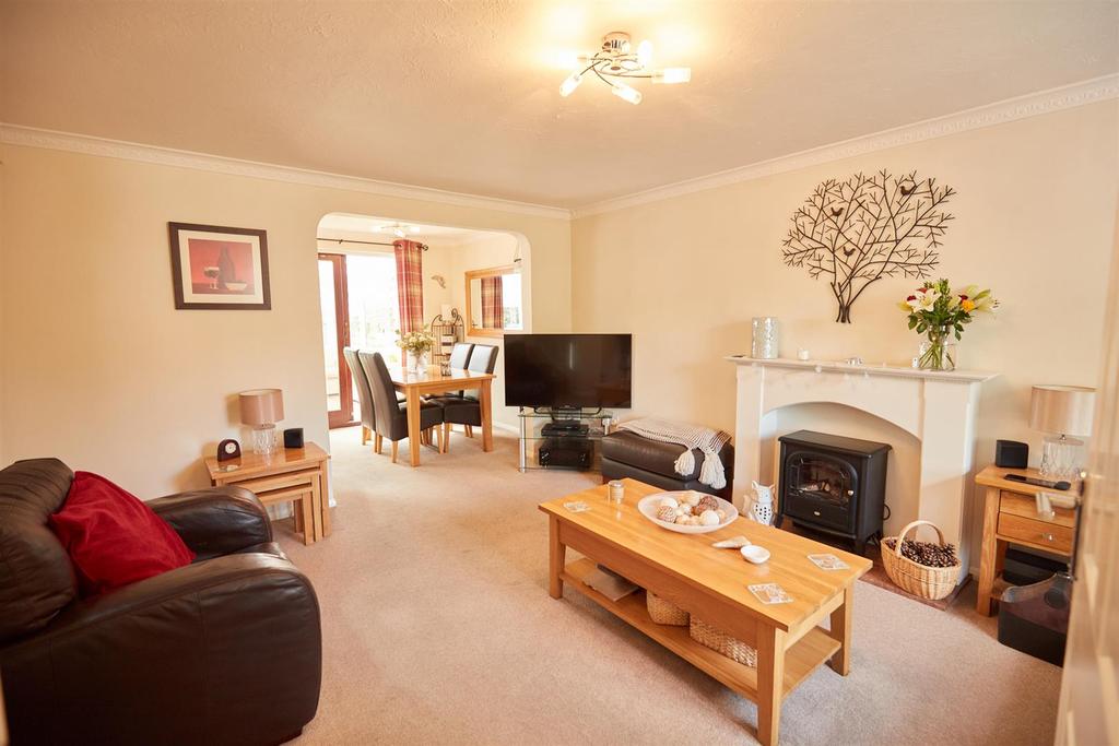 Hawkley Drive, Tadley 3 bed house £380,000