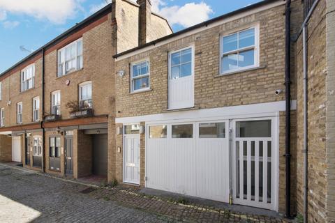 3 bedroom terraced house to rent, Wellington Close, London