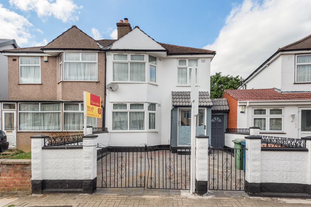 Whitefriars Drive, Harrow, HA3 3 bed semidetached house £2,300 pcm