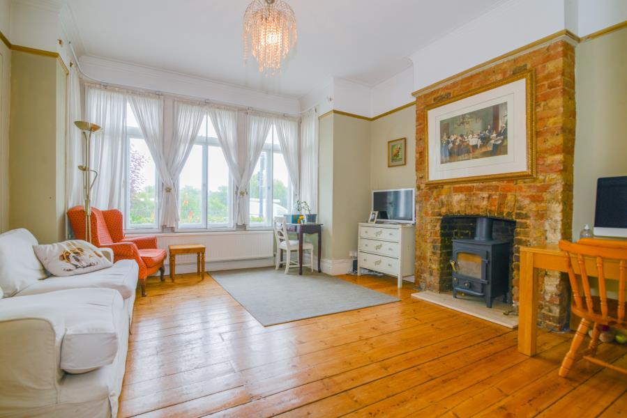 Cross Deep, Twickenham, TW1 1 bed flat £1,300 pcm (£300 pw)