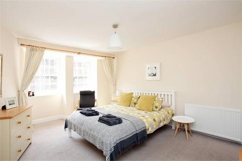 2 bedroom flat to rent, Canongate, Old Town, Edinburgh, EH8