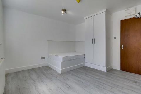 Studio to rent, Sunnyside Terrace, London