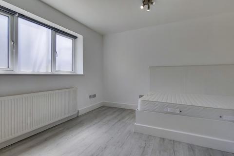 Studio to rent, Sunnyside Terrace, London