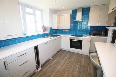 2 bedroom flat to rent, Craigmount, Radlett