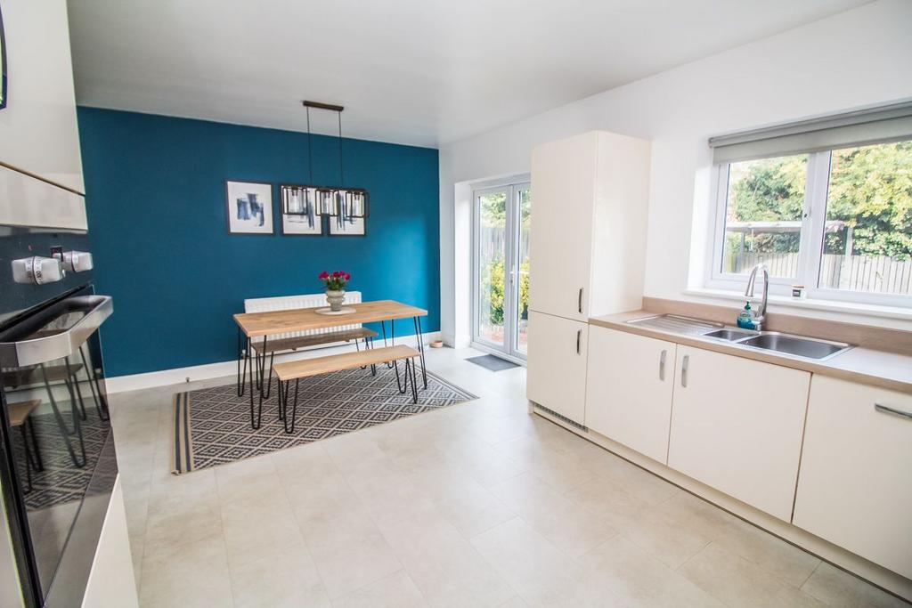 Kitchen/Dining.