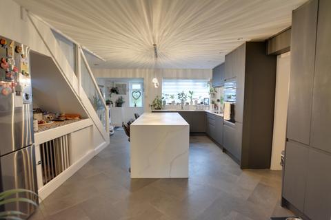 4 bedroom end of terrace house for sale, Hampden Close, Pound Hill, RH10