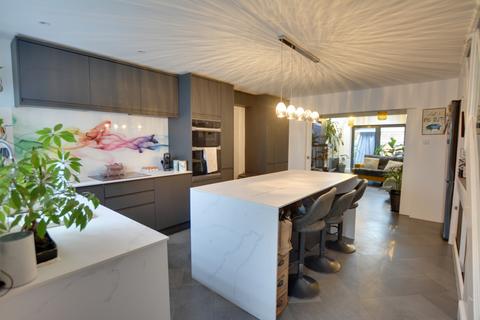 4 bedroom end of terrace house for sale, Hampden Close, Pound Hill, RH10