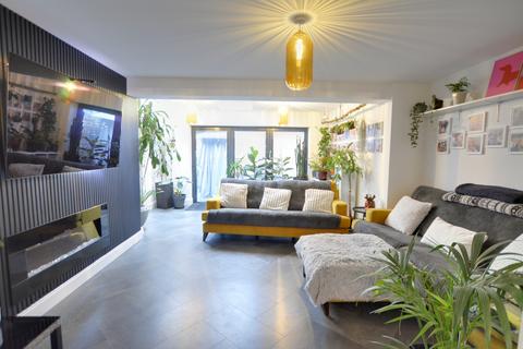 4 bedroom end of terrace house for sale, Hampden Close, Pound Hill, RH10