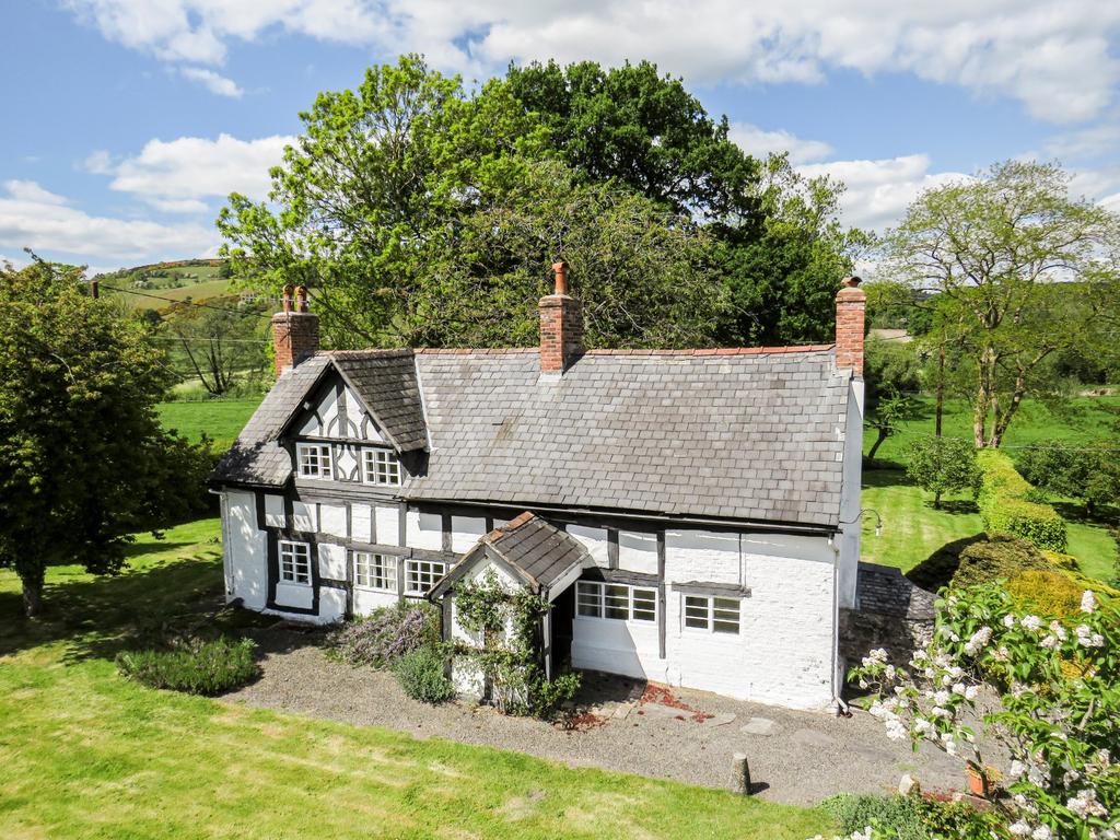 Llanfyllin, Powys 3 bed detached house for sale £285,000