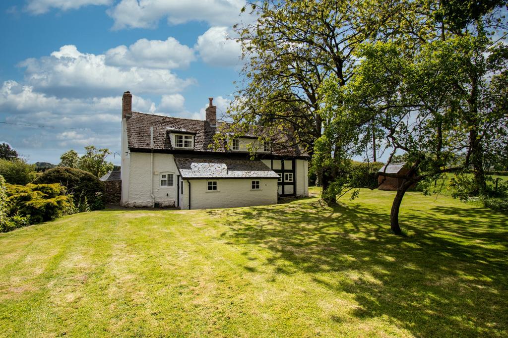 Llanfyllin, Powys 3 bed detached house for sale £285,000