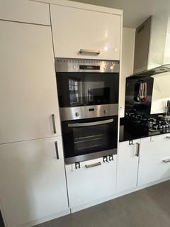 3 bedroom flat to rent, Milnthorpe Court, Meads