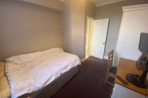 1 bedroom in a house share to rent - North Parade, Room 2
