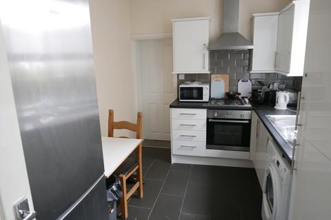 1 bedroom in a house share to rent - North Parade, Room 2