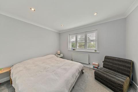 10 Hillary Drive, Isleworth, TW7 7EG