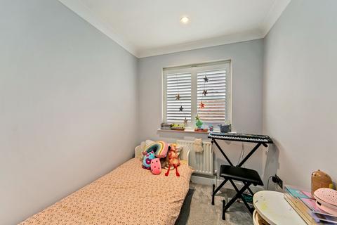 10 Hillary Drive, Isleworth, TW7 7EG