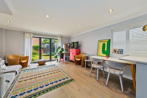 10 Hillary Drive, Isleworth, TW7 7EG