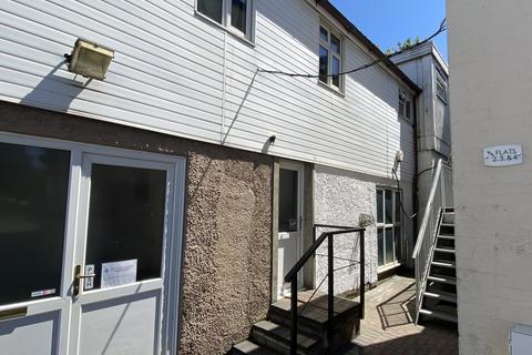 2 bedroom flat to rent, High Street, Totton