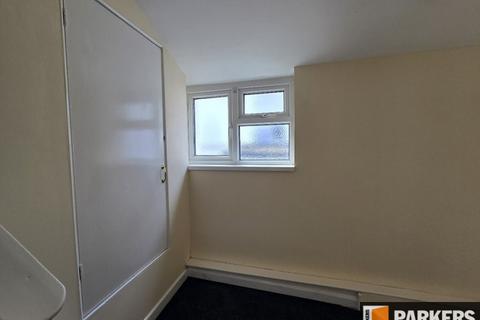 2 bedroom flat to rent, High Street, Totton