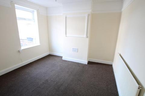 4 bedroom terraced house to rent, Shobnall Street, Burton-On-Trent, DE14