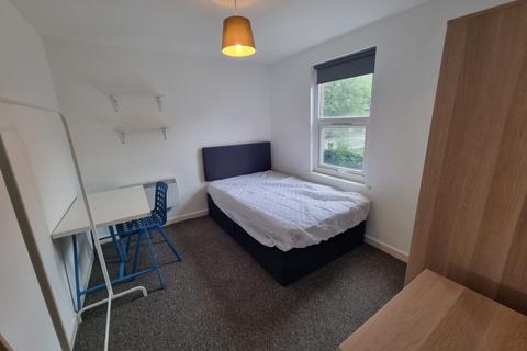 3 bedroom flat to rent, Upper Brook Street, M13 0HL
