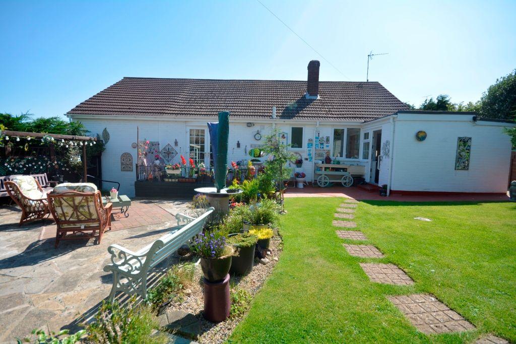 Camperdown Avenue, Chester Le Street, DH3 2 bed detached bungalow £