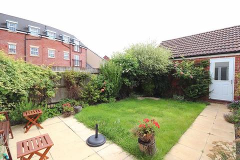 3 bedroom terraced house to rent, Bowthorpe Drive, Gloucester