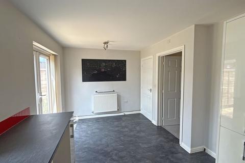 3 bedroom terraced house to rent, Bowthorpe Drive, Gloucester
