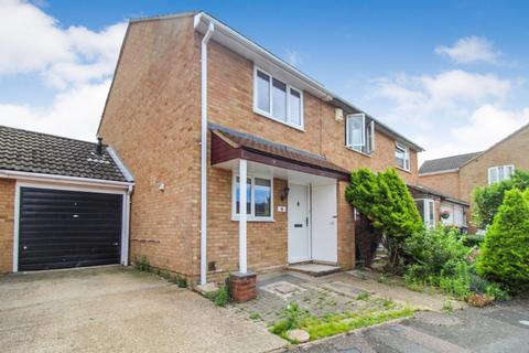 2 bedroom end of terrace house to rent, Gulliver Close, Kempston MK42