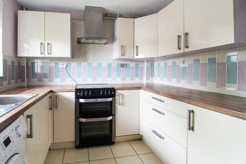 2 bedroom end of terrace house to rent, Gulliver Close, Kempston MK42