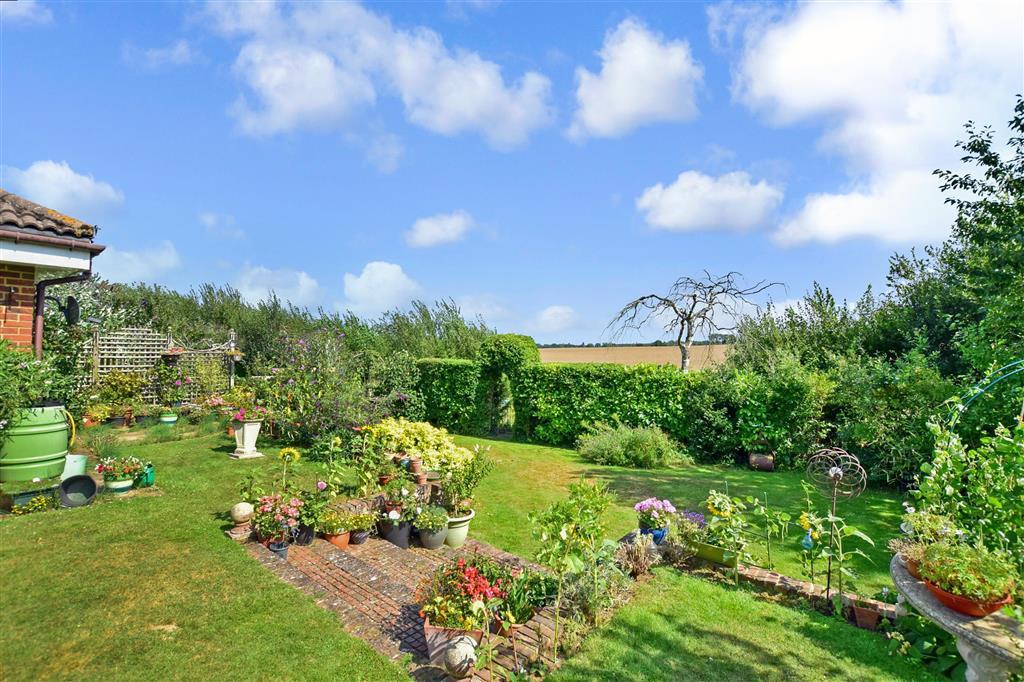 Headcorn Road, Platts Heath, Maidstone, Kent 4 bed detached bungalow