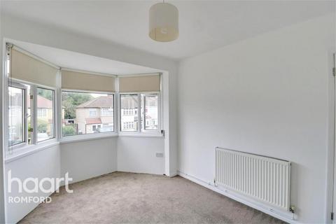 3 bedroom terraced house to rent, Eastbrook Drive - Rush Green - RM7