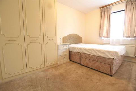 3 bedroom end of terrace house to rent, Taunton Close, Hainault