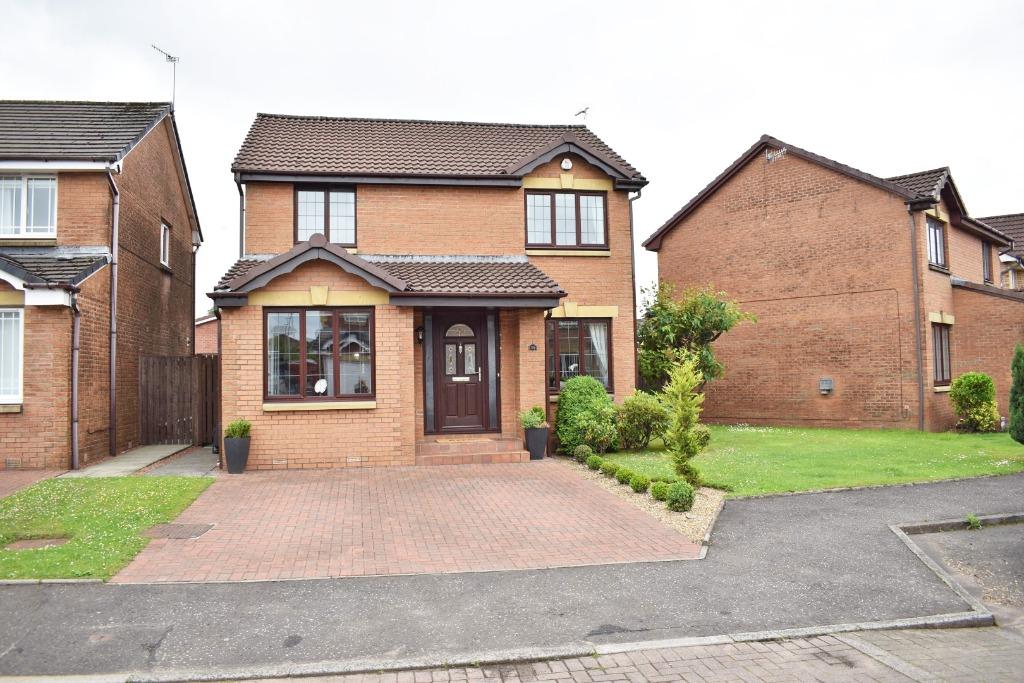 Mary Fisher Crescent, Dumbarton, West Dunbartonshire, G82 1BJ 4 bed
