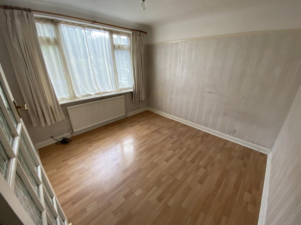 ISLIP MANOR ROAD, NORTHOLT, MIDDLESEX, UB5 5DY 4 bed semidetached