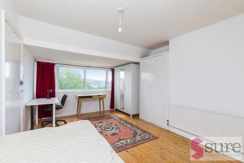 3 bedroom detached bungalow to rent, Park Close , Brighton