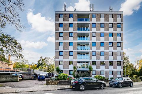 3 bedroom flat to rent, Queen's Ride, Barnes, London