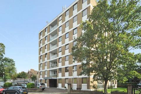 3 bedroom flat to rent, Queen's Ride, Barnes, London