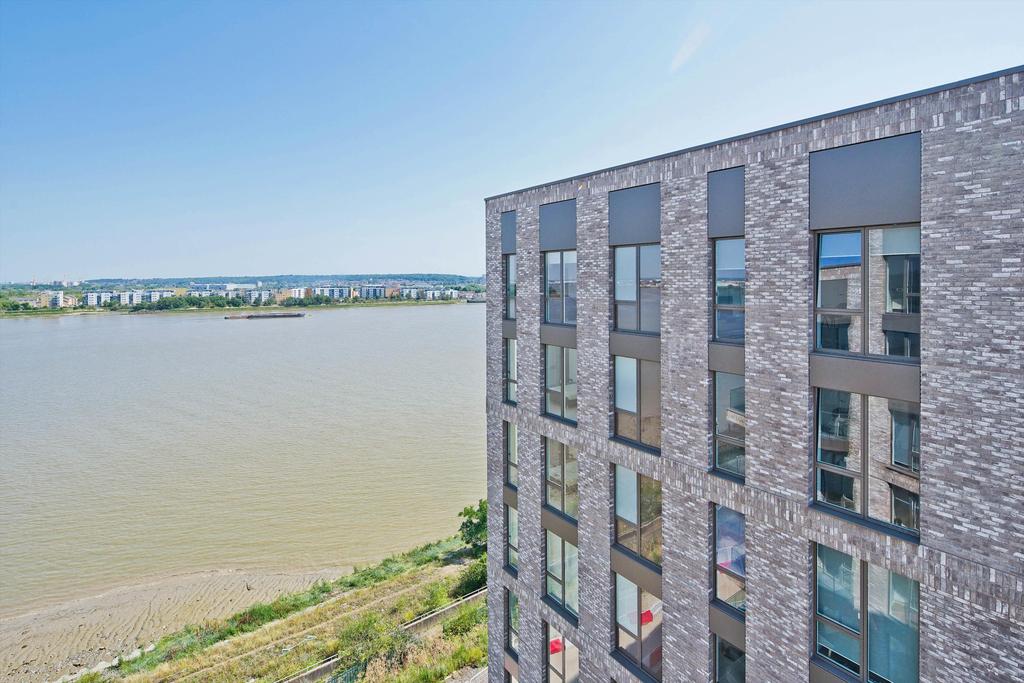 Royal Albert Wharf, London, E16 3 bed flat £1,950 pcm (£450 pw)