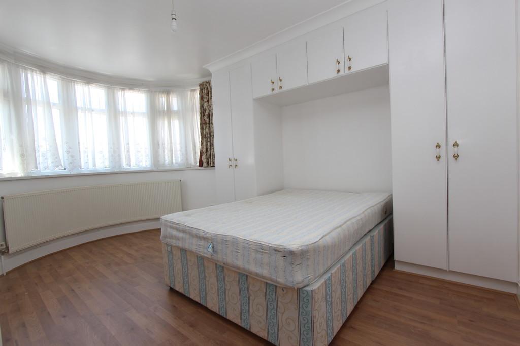 Apartment in Rayners Lane - View 3